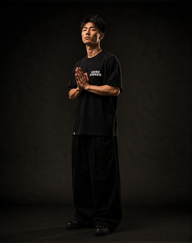 DISTINCTIVE SAVED SINNER LOGO WHITE ON BLACK - 280GSM BOXY FIT